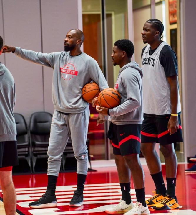 戴维森签约！火箭15人豪阵上线，乌度卡可组3套阵容？过首轮稳了